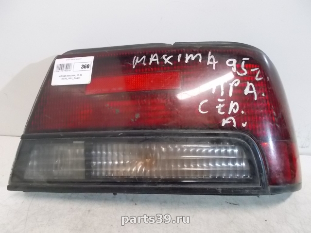 Фонарь задний в кузове Прав. на Nissan Maxima J30