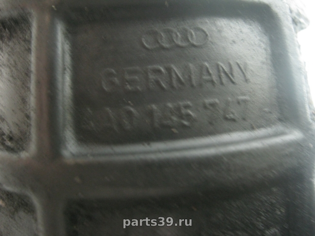 Патрубок впускного коллектора на Audi 100 4A/C4