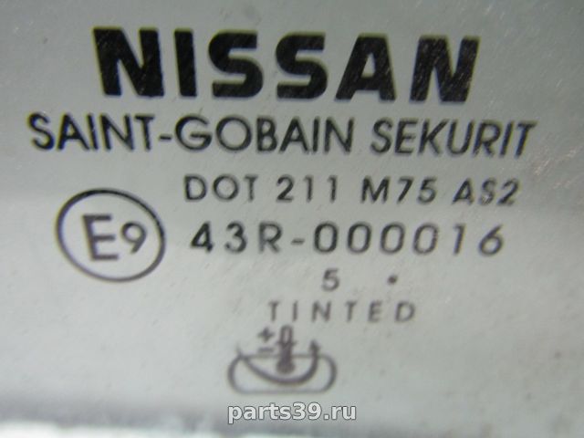 Стекло двери передней Прав. на Nissan Navara D40