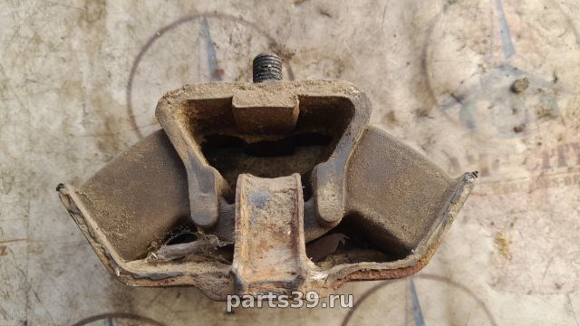 Подушка механической коробки передач на Mercedes-Benz E-Класс W124