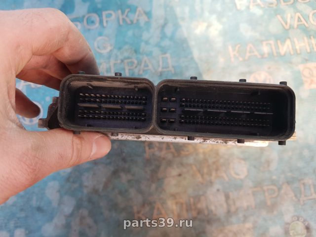 Блок управления двигателя ECU на Volkswagen Golf 5 поколение