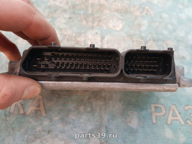 Блок управления двигателя ECU на Volkswagen Golf 5 поколение