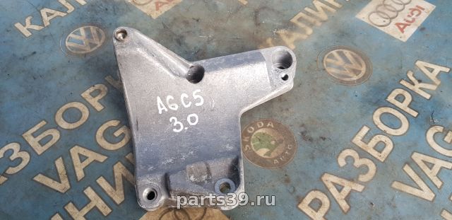 Кронштейн компрессора кондиционера воздуха на Audi A6 4B/C5 [рестайлинг]