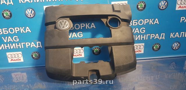 Декоративная крышка двигателя на Volkswagen Golf 5 поколение