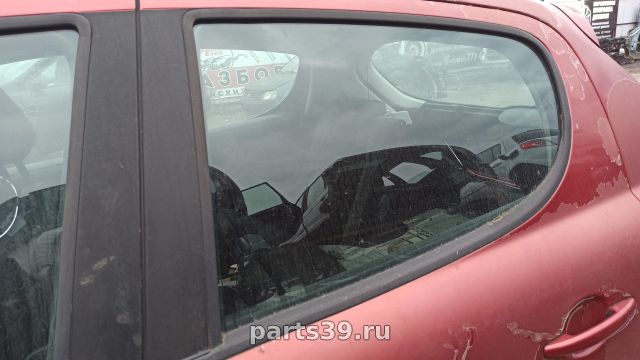 Стекло двери задней Лев. на Peugeot 207 1 поколение