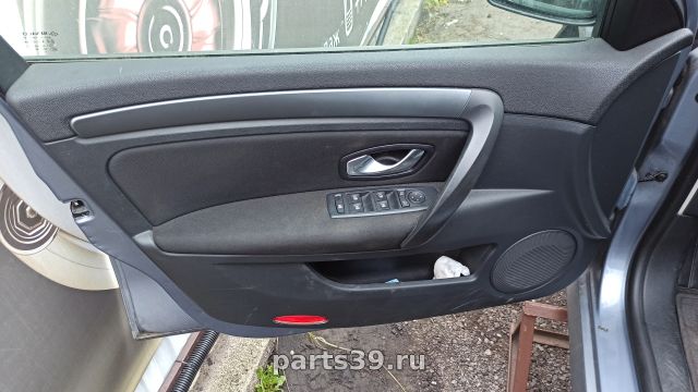 Обшивка передней двери Лев. на Renault Laguna 3 поколение