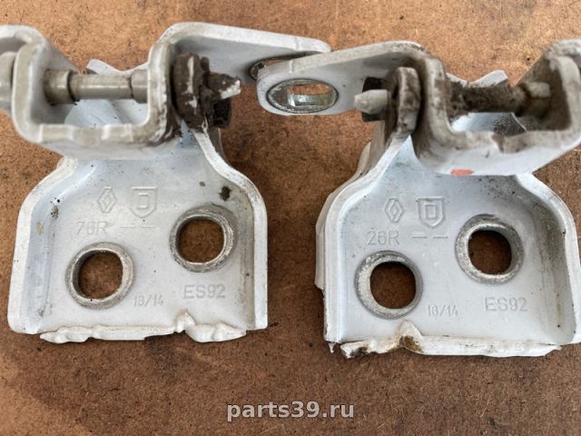 Петля нижняя грузовой задней двери на Renault Duster 1 поколение