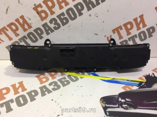 Блок кнопок центральной консоли на Mercedes-Benz Vito W639